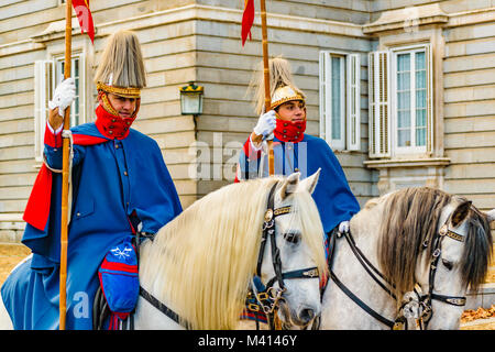 MADRID, SPANIEN, Dezember - 2017 - Zwei königlichen Palast wachen auf horsebacks im Royal Palace in Madrid, Spanien Stockfoto