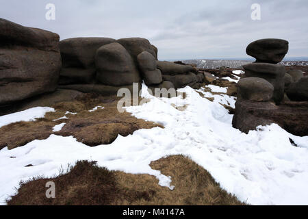 Winter Schnee auf der Woolpacks Felsen, Kinder Scout, Nationalpark Peak District, Derbyshire, England, Großbritannien Stockfoto