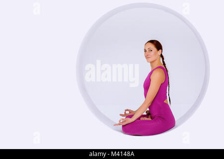 Portrait Woman Yoga Übungen in geometrischen Gestaltung von runden Formen, in der Sphäre. Studio shot, weißen Hintergrund. Kreatives Konzept des Sports. Stockfoto