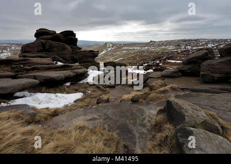 Winter Schnee auf der Woolpacks Felsen, Kinder Scout, Nationalpark Peak District, Derbyshire, England, Großbritannien Stockfoto