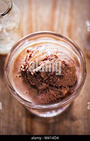 Chocolate Caramel Eis mit Espresso Stockfoto