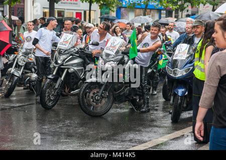 Mitglieder der französischen Gay Motor Club (GMC) Teilnahme an der Gay Pride auf den Boulevard Beaumarchais an einem regnerischen Tag, Paris, Frankreich. Stockfoto