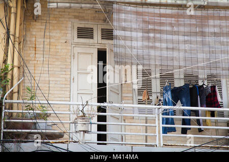 Wäsche aufhängen auf dem Balkon der Wohnung Haus in Hanoi, Vietnam Stockfoto