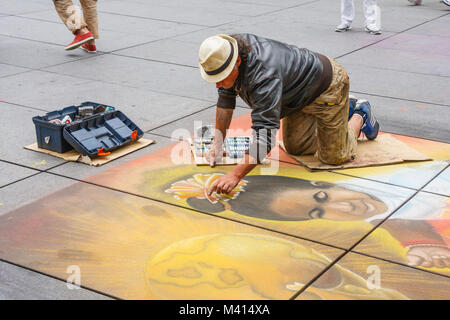 Street artist Zeichnen mit Kreide auf das Pflaster der George Pompidou, Paris, Frankreich. Stockfoto