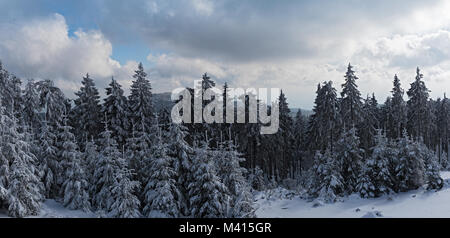 Panoramablick südlich der Feldberg über den verschneiten Taunus, Hessen, Deutschland Stockfoto