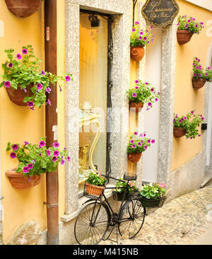 Einkaufsstraße mit Gift Shop in Bellagio, Italien Stockfoto