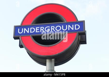 U-Schild in London. Die Londoner U-Bahn ist eine öffentliche rapid transit system London dienen Stockfoto