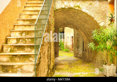 Alte Häuser in gepflasterten Straßen des Dorfes Colonno, in der Nähe von Lake Como, Italien Stockfoto