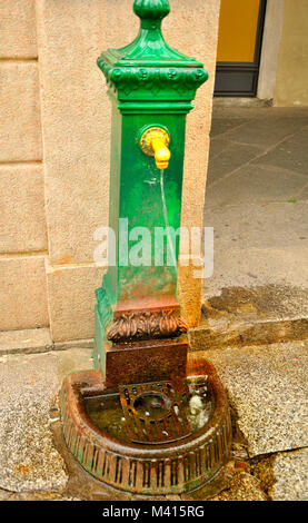 Ein traditionelles italienisches Brunnen mit Wasser weht im Wind, Como, Italien Stockfoto