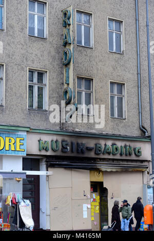 Musik Bading, in Berlin Neukölln nach einem Brandanschlag auf Silvester 2017: Deutschland, Berlin, (c) J. A. Fischer-Gross Wittfeitzen 8 - 29496 Waddewe Stockfoto
