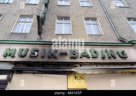Musik Bading, in Berlin Neukölln nach einem Brandanschlag auf Silvester 2017: Deutschland, Berlin, (c) J. A. Fischer-Gross Wittfeitzen 8 - 29496 Waddewe Stockfoto