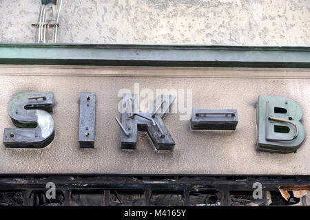 Musik Bading, in Berlin Neukölln nach einem Brandanschlag auf Silvester 2017: Deutschland, Berlin, (c) J. A. Fischer-Gross Wittfeitzen 8 - 29496 Waddewe Stockfoto