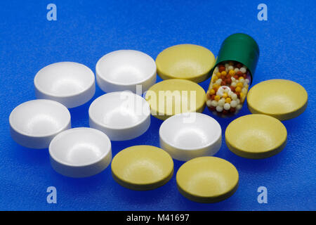 Bunte Tabletten und Ampullen. Drogen in einer Vielzahl von Formen der Nutzung Stockfoto