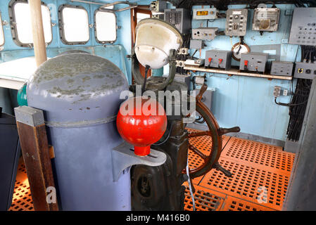 Zimmer des Krieges Schiff Steuerung im Krieg Schiff Museum kostenlos für Tourismus zu schauen und zu lernen über die Geschichte des Kriegs Schiff gehen und sich ohne Ticket Stockfoto