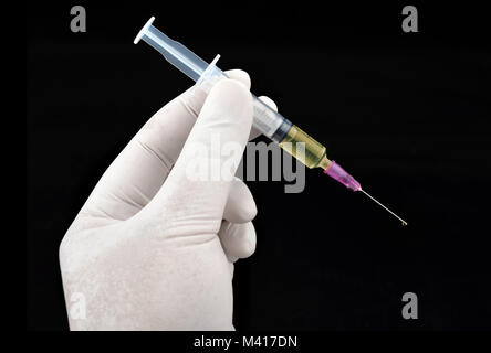 Die Spritze in der Hand des Arztes bereit zur Injektion zu kranken Menschen im Krankenhaus Stockfoto