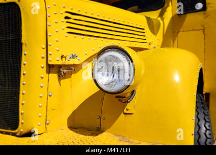 Die Scheinwerfer der klassischen gelben Schulbus Stockfoto