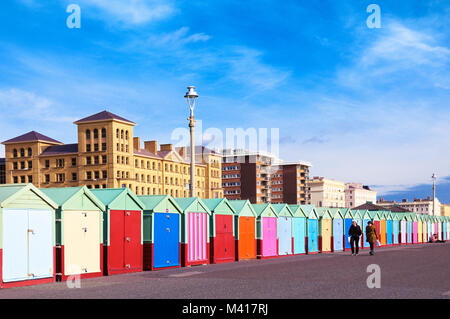 Bunten Badekabinen und Sammelsurium Architektur entlang der Strandpromenade zu Fuß von der Strandpromenade Hoves in Brighton, Brighton & Hove, East Sussex, Großbritannien Stockfoto