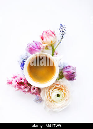 Festliche Einladung Karte mit wunderschönen Blumen und Tasse Kaffee auf dem weißen Hintergrund Stockfoto