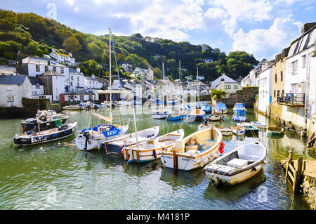 Einen schönen hellen Sommermorgen in Polperro Hafen, Cornwall, England, Großbritannien Stockfoto