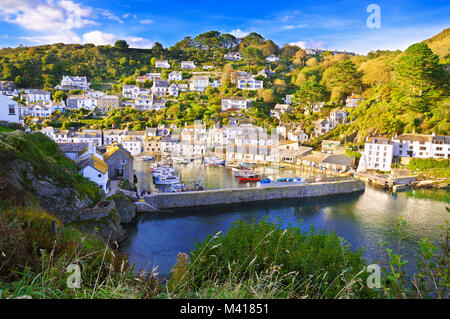 Ein Sommer mit Blick auf die hübschen Fischerdorf Polperro in South East Cornwall. Stockfoto