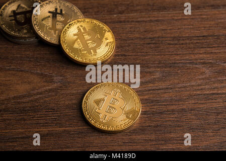 Golden bitcoins auf hölzernen Schreibtisch, cryptocurrency Hintergrund Stockfoto