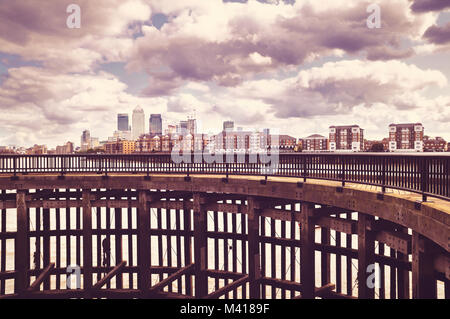 Blick von shadwell Becken über die Themse Canary Wharf Skyline, Tower Hamlets, East London, Großbritannien Stockfoto