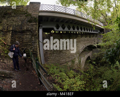 Devil's Bridge auf der A4120 bei Pontarfynach, Nordseite über dem Mynach fällt, mit einer Frau zu hören die audio Beschreibung. Stockfoto