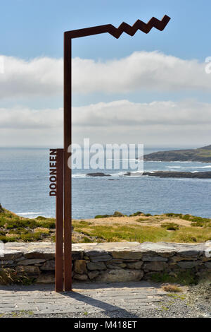 Den wilden Atlantik Weise Zeichen an der Stelle der alten Grube bei Dooneen, Castletown Berehaven Stockfoto