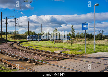 Straßenbahn nähert Ingleston Park fahren, nach Edinburgh, Schottland, Großbritannien. Stockfoto