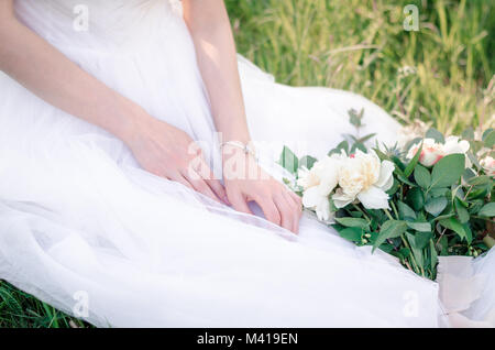 Braut mit wedding bouquet in Ihren Händen Stockfoto