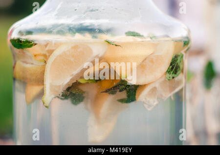 Eine schöne Hochzeit Tischdekoration. Limonade mit Minze Stockfoto