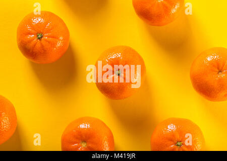 Essen Hintergrund, Mandarinen auf Gelb Stockfoto