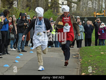 Matt Warman MP (links) und BBC News Korrespondent James Landale im Rahmen der Parlamentarischen Pfannkuchen Rennen zugunsten der Rehab Behinderung Liebe, an der Victoria Tower Gardens in Westminster, London. Stockfoto