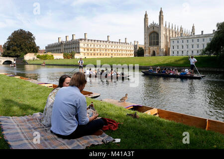 Touristen stochern auf dem Fluss Cam in Cambridge vorbei Kings College Chapel Stockfoto