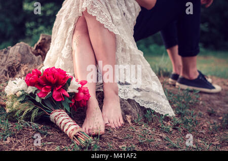 Wedding Bouquet zu Füßen der Braut und Bräutigam Stockfoto