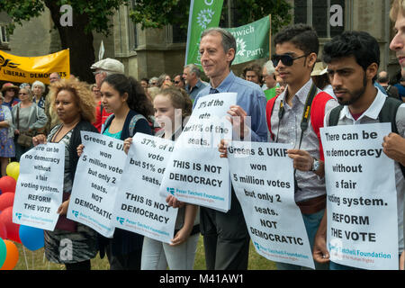 Peter Tatchell und Unterstützer von der Peter Tatchell Stiftung halten Poster "37 % der Stimmen, aber 51% der Sitze - das ist nicht Demokratie" und der Forderung nach einem fairen Wahlsystem. Stockfoto