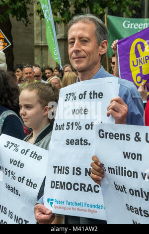 Peter Tatchell und Unterstützer von der Peter Tatchell Stiftung halten Poster "37 % der Stimmen, aber 51% der Sitze - das ist nicht Demokratie" und der Forderung nach einem fairen Wahlsystem. Stockfoto