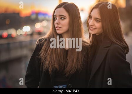 Urban Mädchen auf der Straße Stockfoto