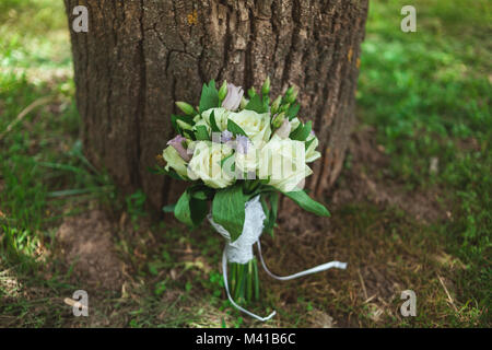 Schönen Brautstrauß für die Braut in der Nähe von einem Baum. Stockfoto