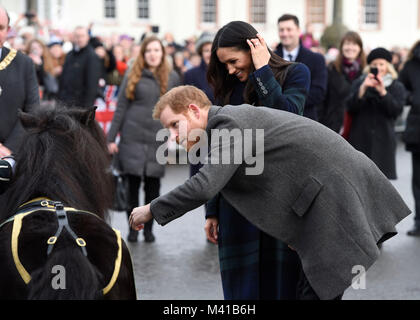 Prinz Harry und Meghan Markle treffen regimental Maskottchen Cruachan IV während eines Rundganges auf der Esplanade in Edinburgh Castle, während über ihren Besuch in Schottland. Stockfoto