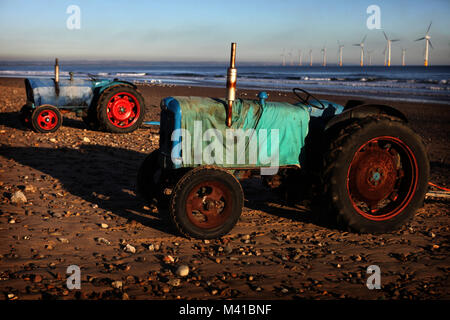 Sea-going Traktoren aufgewickelt oben gegen die Elemente in Redcar, Cleveland, England, Großbritannien Stockfoto