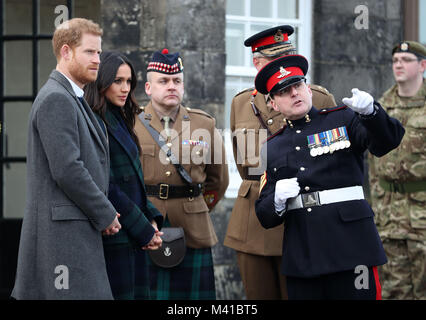 Prinz Harry und Meghan Markle treffen Sgt David Beveridge (rechts), bevor er den One O'Clock gun in Edinburgh Castle, bei ihrem Besuch in Schottland Brände. Stockfoto