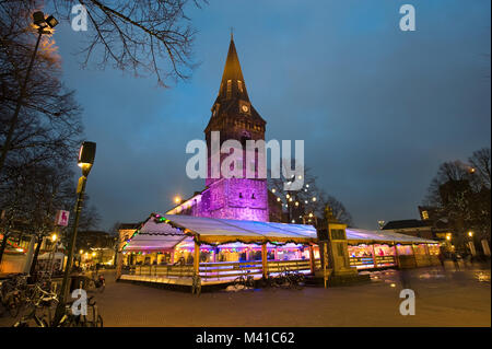 ENSCHEDE, Niederlande - Dec 22, 2017: eine Eisbahn in der Nähe der Kirche in der Innenstadt in der Weihnachtszeit. Stockfoto