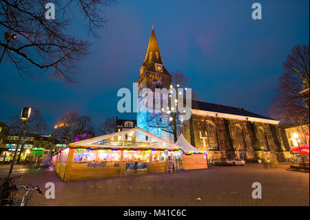 ENSCHEDE, Niederlande - Dec 22, 2017: eine Eisbahn in der Nähe der Kirche in der Innenstadt in der Weihnachtszeit. Stockfoto