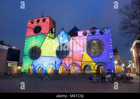 ENSCHEDE, Niederlande - Dec 22, 2017: in der Mitte der niederländischen Stadt Enschede Die Jacobus Kirche durch einen Beamer mit wechselnden Farben beleuchtet wird. Stockfoto