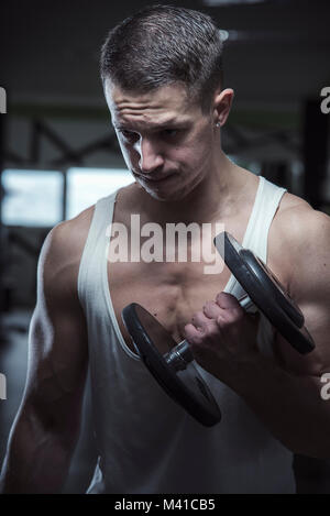 Junge Mann in der Turnhalle powerlifting Stockfoto