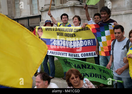 Die ecuadorianer Protest auf dem Trafalgar Square in der Unterstützung von Präsident Correa's 'Bürger Revolution' gegen Proteste und coup Bedrohungen. Stockfoto