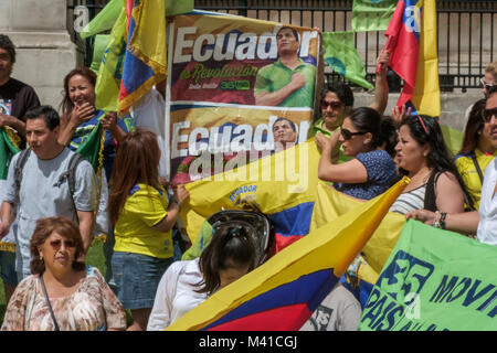 Die ecuadorianer Protest auf dem Trafalgar Square in der Unterstützung von Präsident Correa's 'Bürger Revolution' gegen Proteste und coup Drohungen mit einem großen Poster des Präsidenten. Stockfoto