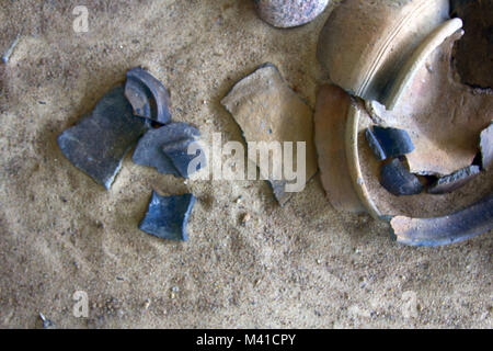 Wissenschaft. Klassische Archäologie. Stuck und Töpferei Keramik 10-11 Jahrhundert von Slawischen (und Wikinger) alte Siedlung (Izborsk, Russland), Clay Pot, earthe Stockfoto