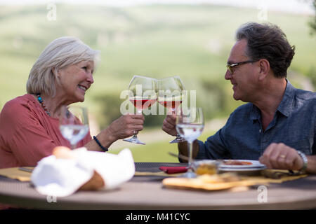 Senior paar Essen im Freien Stockfoto